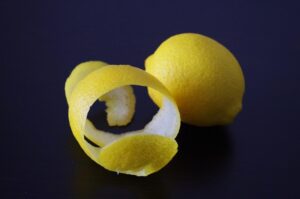 Non buttare le bucce di limone: fanno miracoli in casa