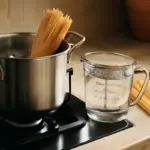 Quanta acqua usare per la cottura della pasta? La misura poco nota che previene la pasta collosa